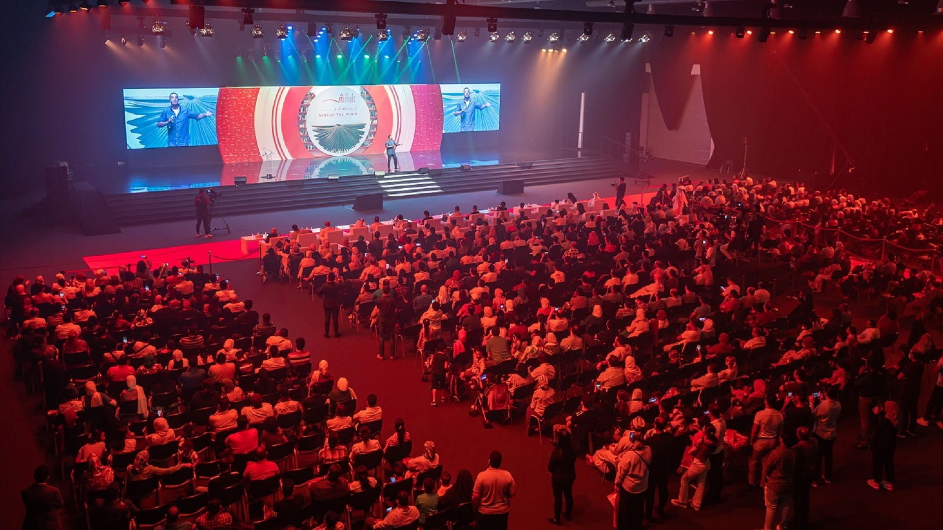 صورة بعنوان: هشام الجخ يطرب جمهور معرض الشارقة الدولي للكتاب شعراً 