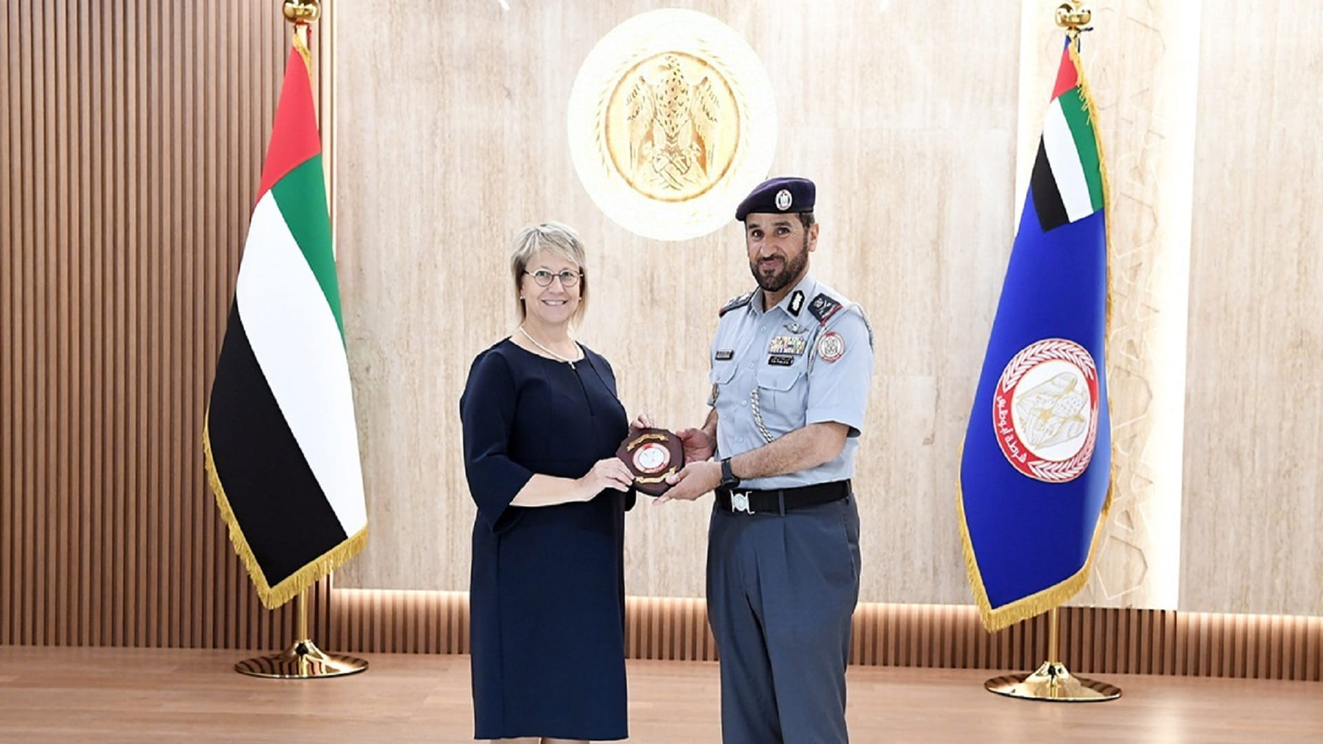 صورة بعنوان: قائد عام شرطة أبوظبي يلتقي سفيرة فنلندا 