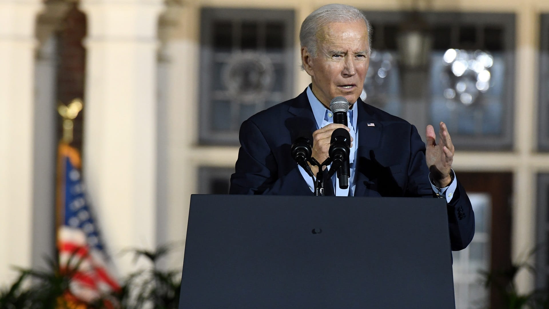 Image for the title: Biden says democracy at stake as Republicans eye 'red wave' 