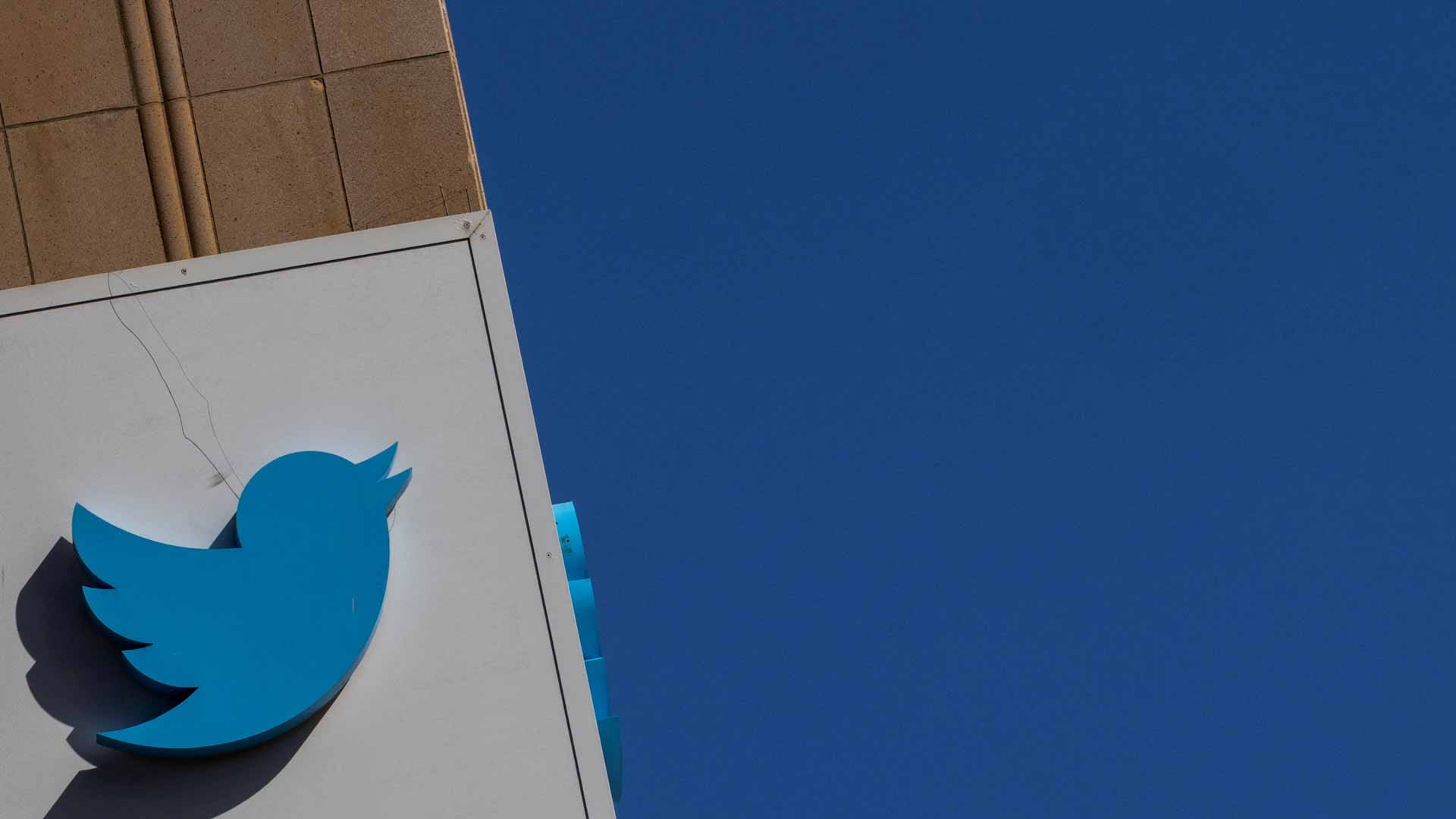 صورة بعنوان: انتخابات أميركا تربك ماسك..وتويتر تؤجل تغييرات دليل التوثيق الأزرق 