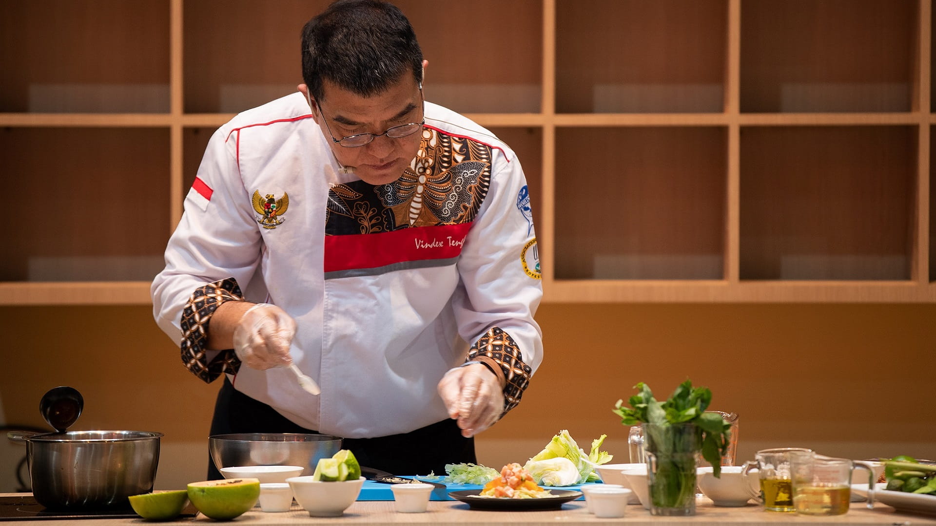 صورة بعنوان: الطاهي الإندونيسي تينكر يضفي لمسته الإبداعية في "الدولي للكتاب" 