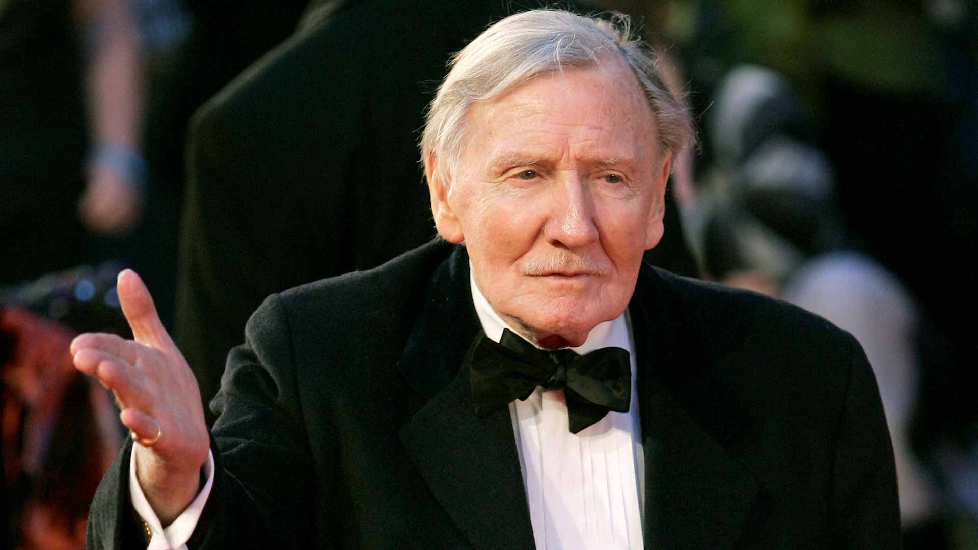 صورة بعنوان: الموت يغيب الممثل البريطاني المخضرم ليزلي فيليبس عن 98 عاماً  