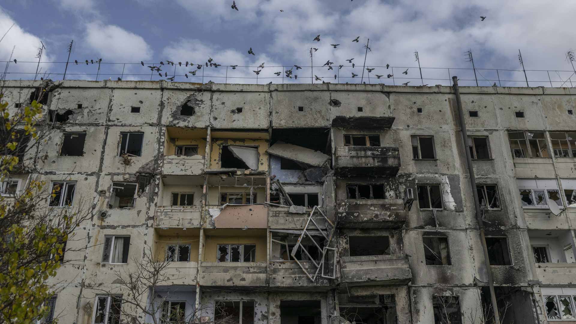 Image for the title: Russia orders troop withdrawal from Kherson city 