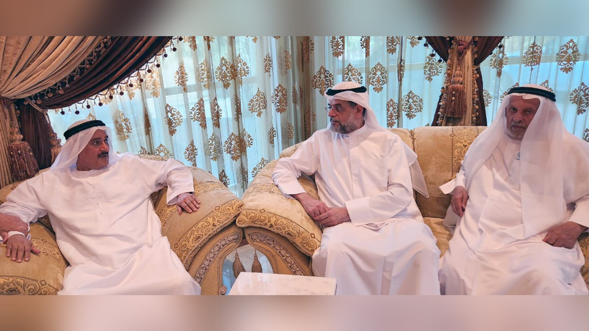 صورة بعنوان: ولي عهد الشارقة يقدم واجب العزاء في وفاة إبراهيم الكوس 