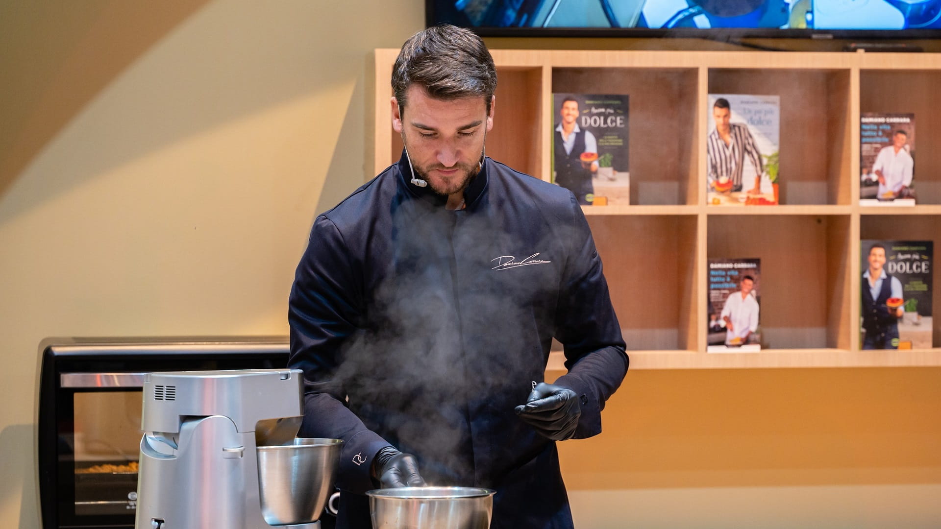 صورة بعنوان: شيف إيطالي بـ"الشارقة للكتاب": دائماً تذوقوا الوصفات التي تعدونها 