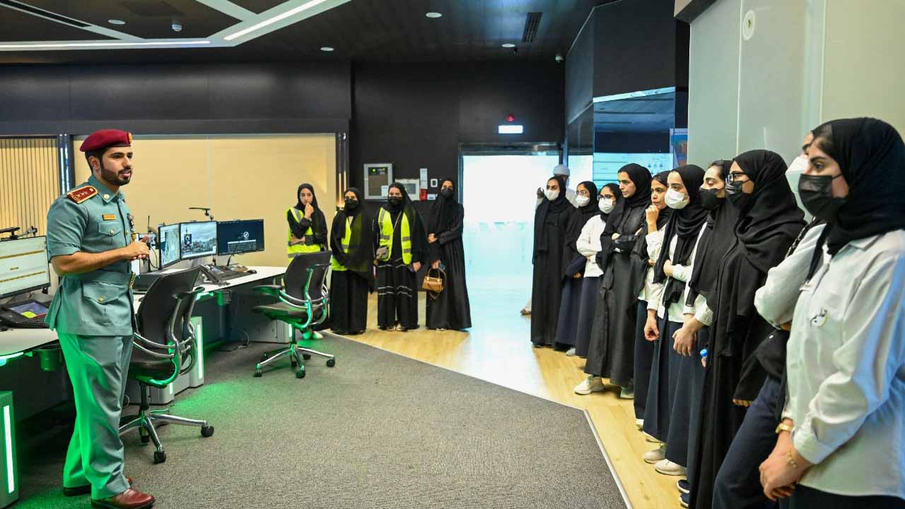 صورة بعنوان: شرطة الشارقة تنظم جولات تثقيفية لطلبة الثانوية في "غرف عملياتها" 