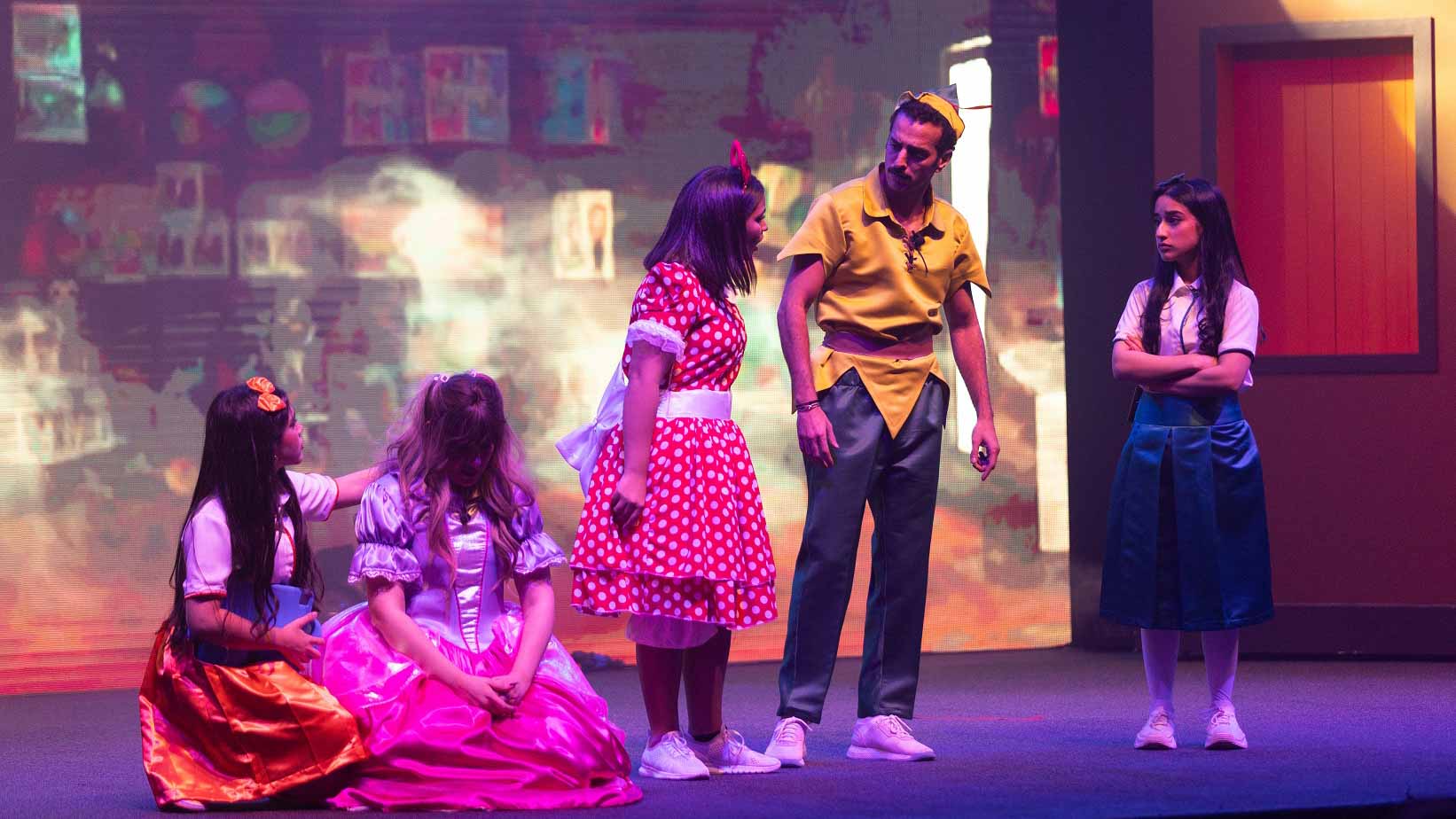 صورة بعنوان: "حكاية لعبة".. حنين لدمى الطفولة وتحذير من "الألعاب الإلكترونية" 