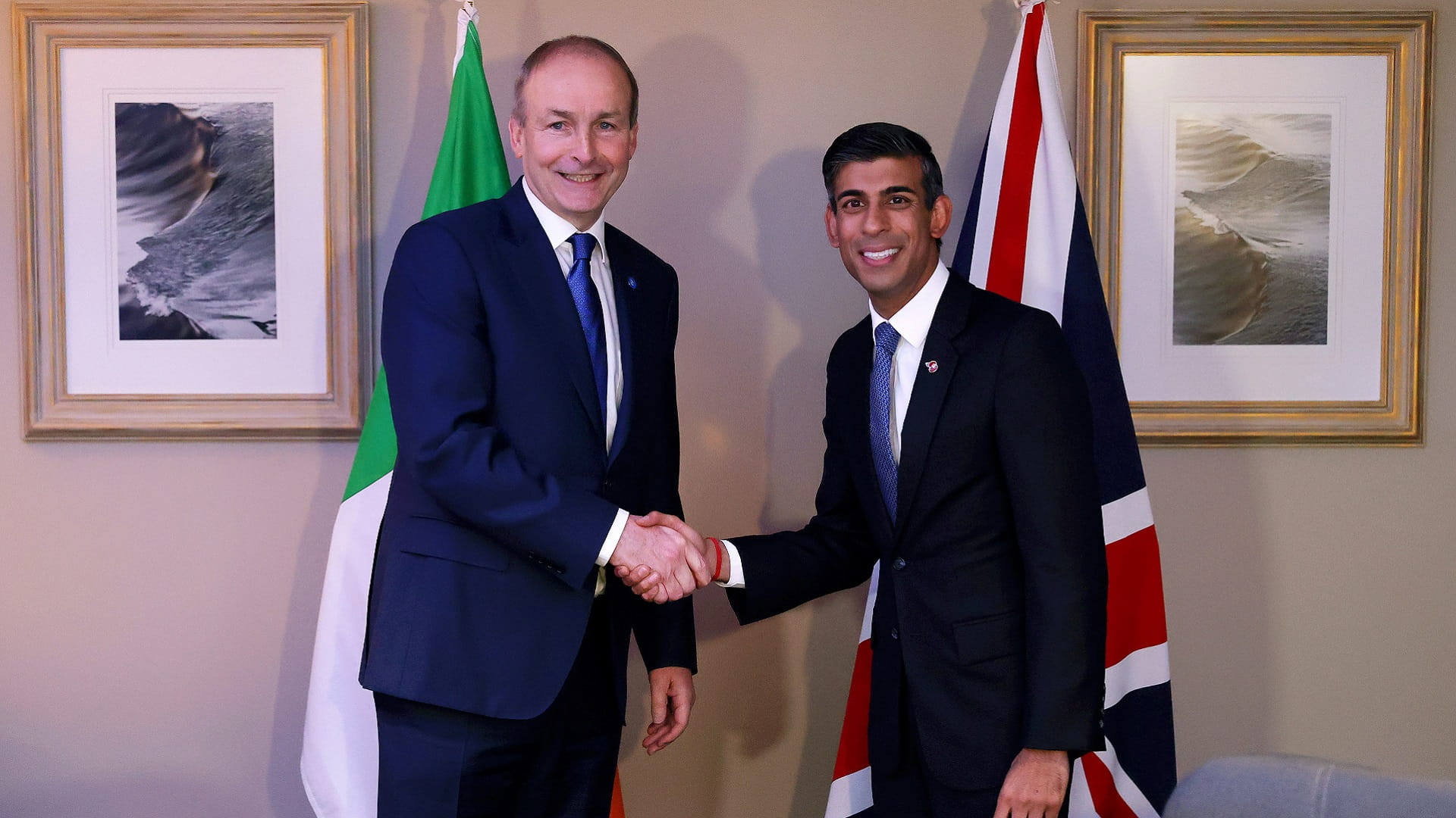 Image for the title: British, Irish leaders bid to resolve N.Ireland Brexit dispute 