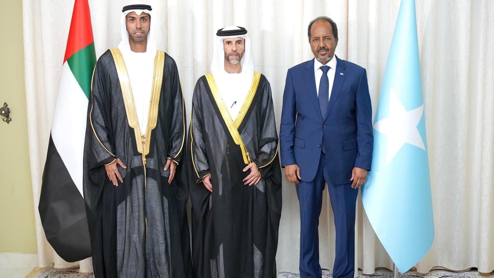 صورة بعنوان: سفير الإمارات يقدم أوراق اعتماده لرئيس الصومال 
