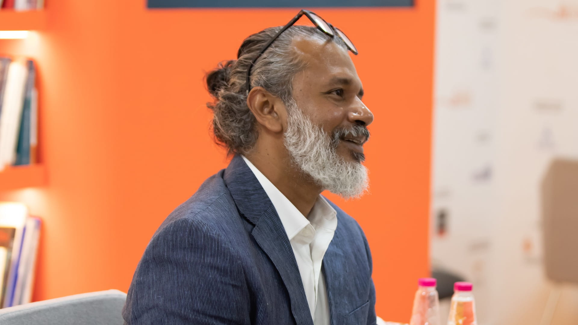 صورة بعنوان: شيهان كاروناتيلاكا يسرد رحلته في الأدب لجمهور "الشارقة للكتاب" 