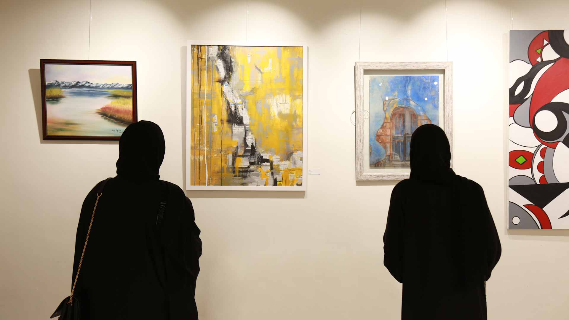 Image for the title: Sharjah Ladies Club inaugurates the "Noon Art Award" exhibition 