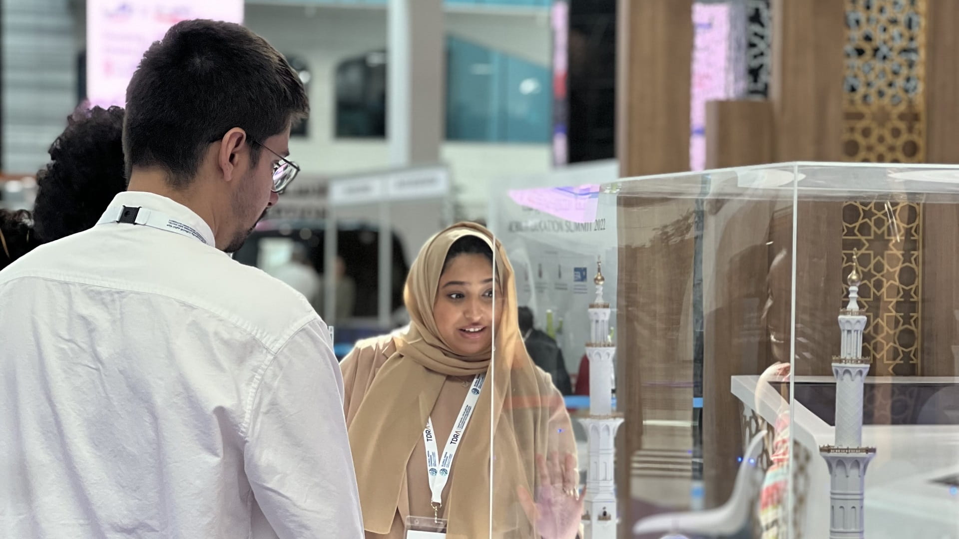 صورة بعنوان: مركز جامع الشيخ زايد يطلع زوار كونغرس الإعلام على رسالته الحضارية 