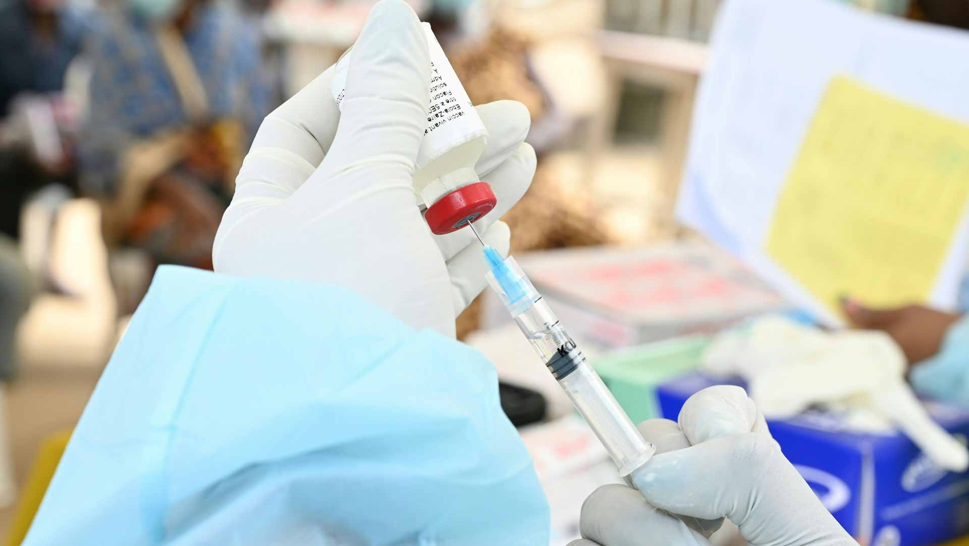 صورة بعنوان: الصحة العالمية: بدء التجارب السريرية على لقاحات إيبولا في أوغندا  