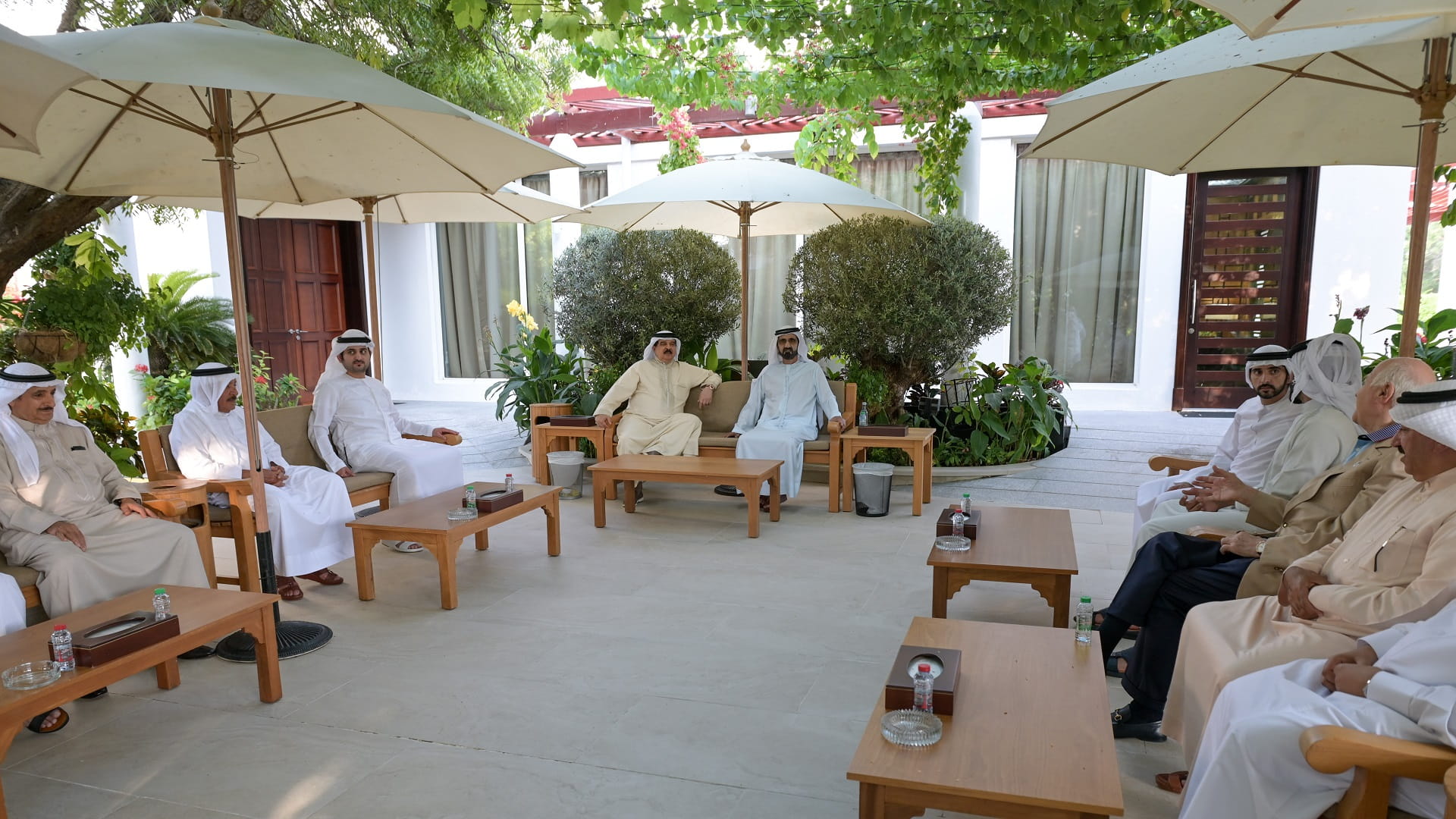 صورة بعنوان: محمد بن راشد يلتقي ملك البحرين في المرموم 