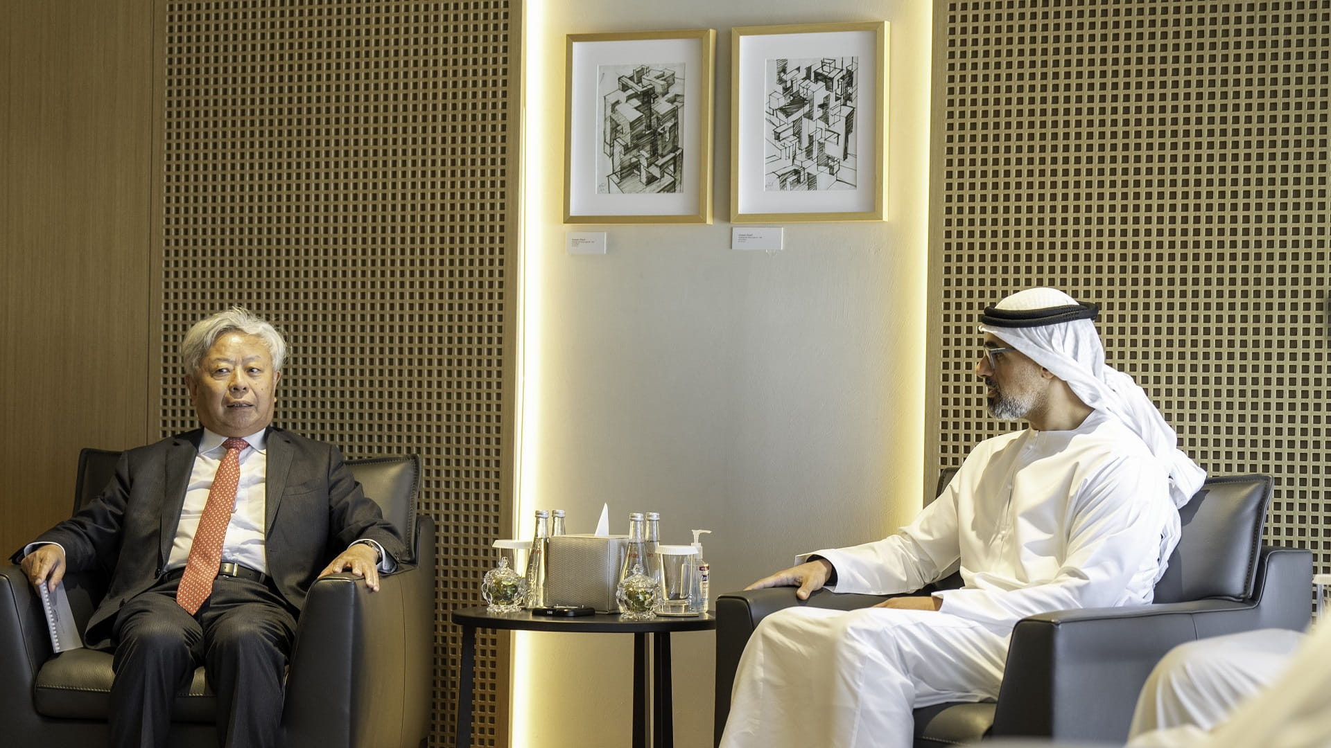 صورة بعنوان: خالد بن محمد بن زايد يعقد لقاء مع رئيس "البنك الآسيوي للاستثمار" 