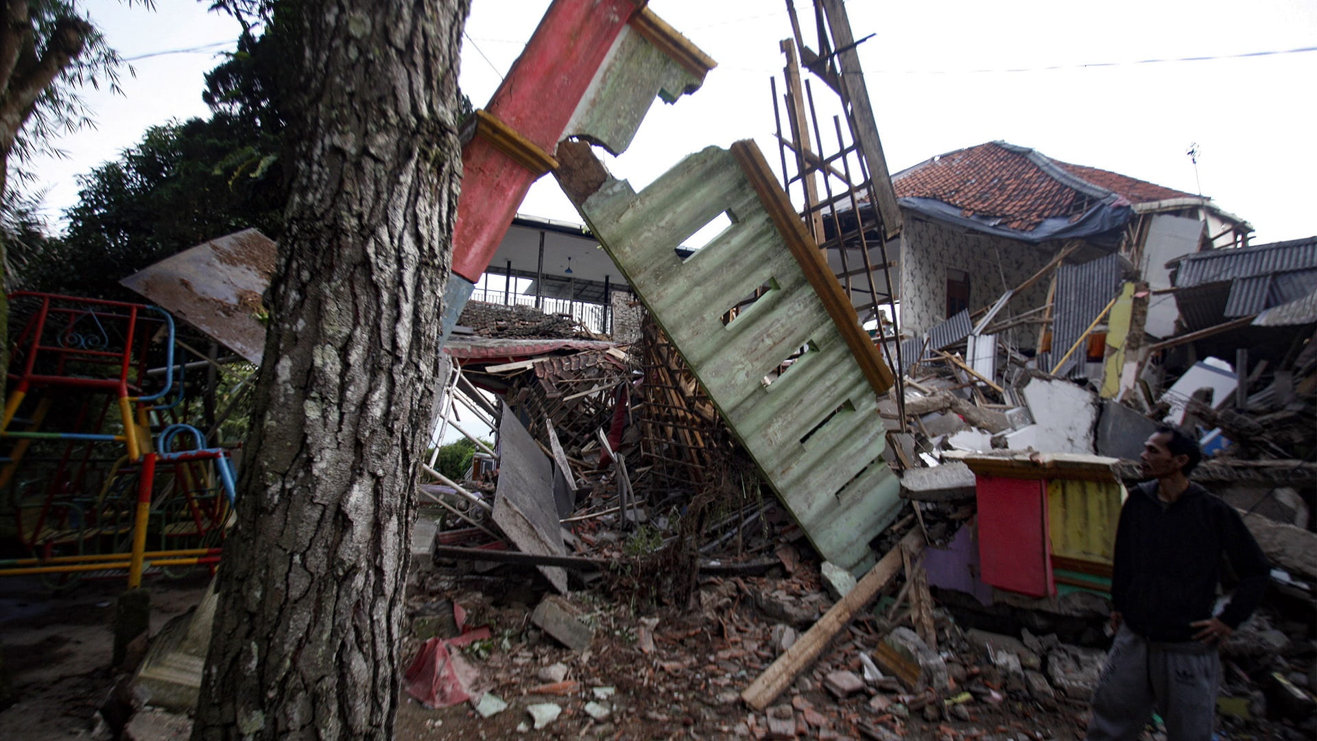 Image for the title: Shallow quake kills 162, injures hundreds on Java island 