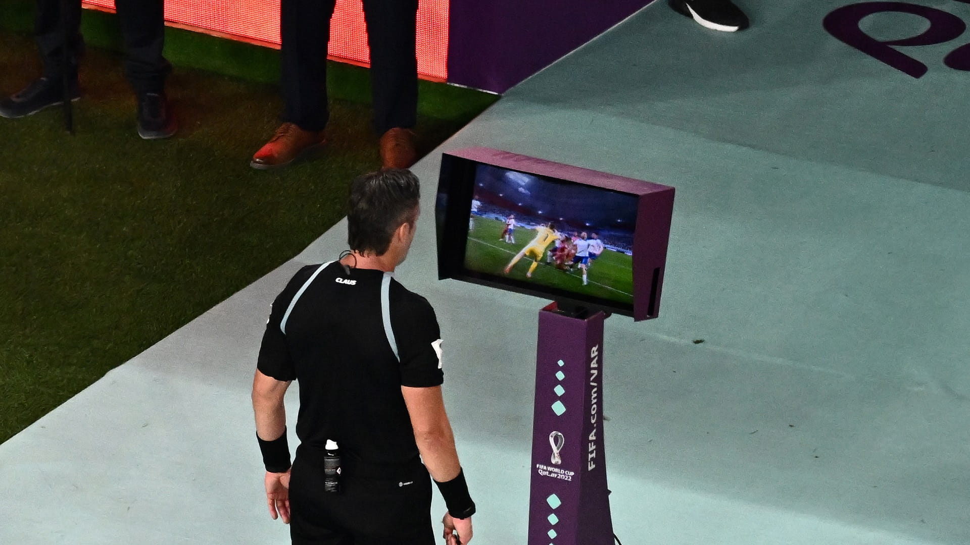 صورة بعنوان: الوقت الإضافي والحكم الروبوت يتصدران المشهد في انطلاقة كأس العالم 