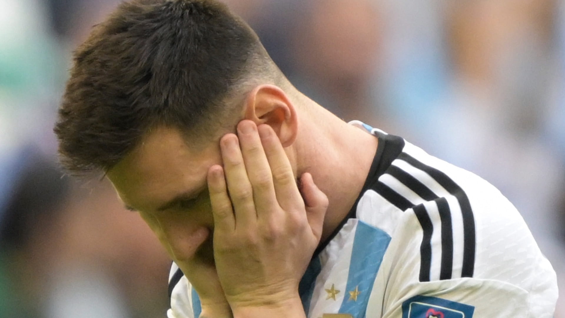 صورة بعنوان: ميسي بعد الخسارة أمام السعودية... ضربة قاسية وهزيمة مؤلمة 