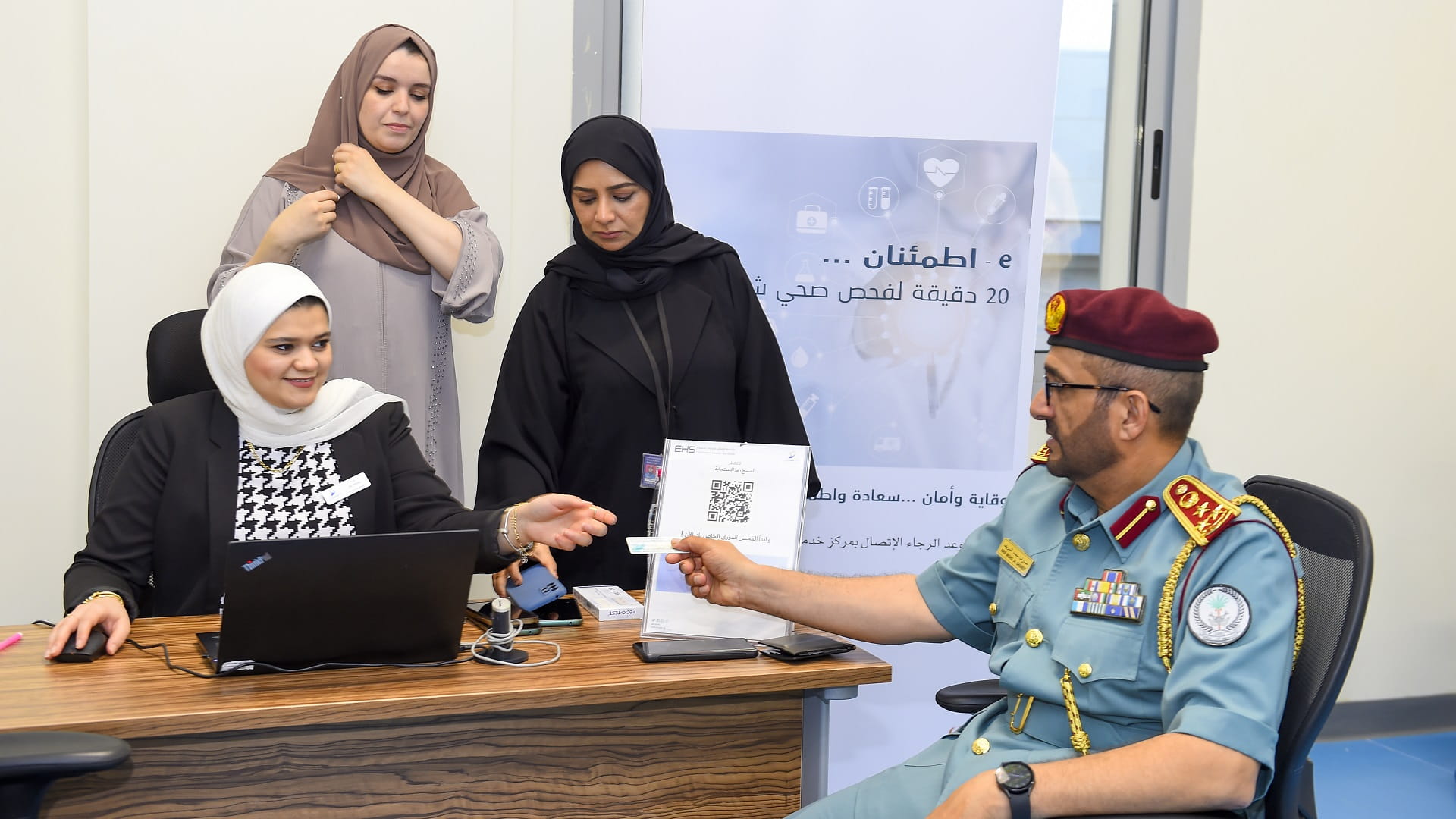 صورة بعنوان: شرطة الشارقة تطمئن على صحة منتسبيها ضمن حملة "اطمئنان" 