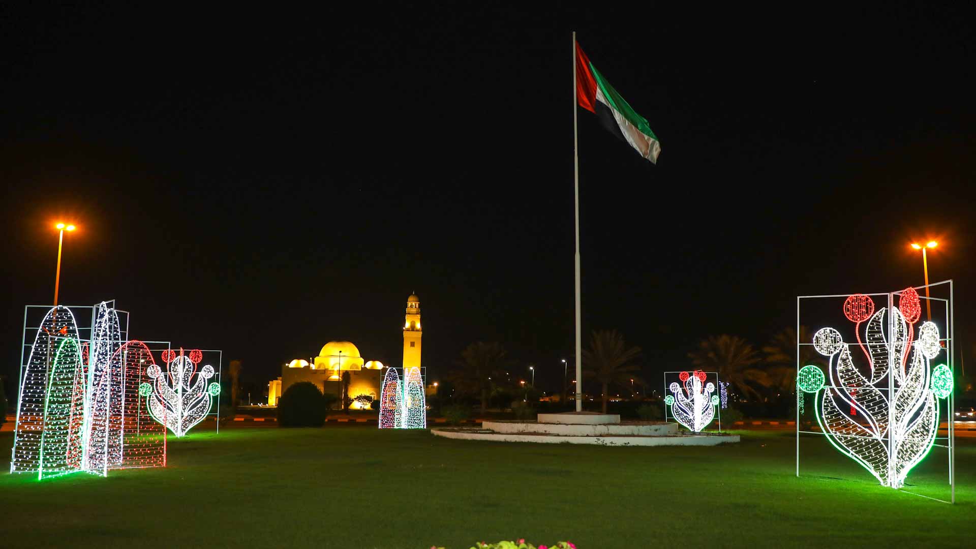 صورة بعنوان: بلدية الحمرية تزين الميادين والشوارع احتفالاً باليوم الوطني الـ 51 