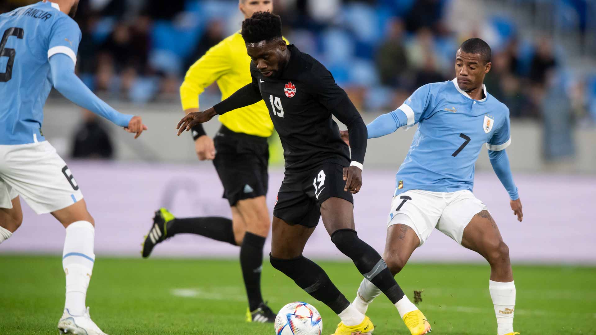 صورة بعنوان: ديفيس نجم منتخب كندا من مخيم للاجئين إلى قمة المجد الكروي 