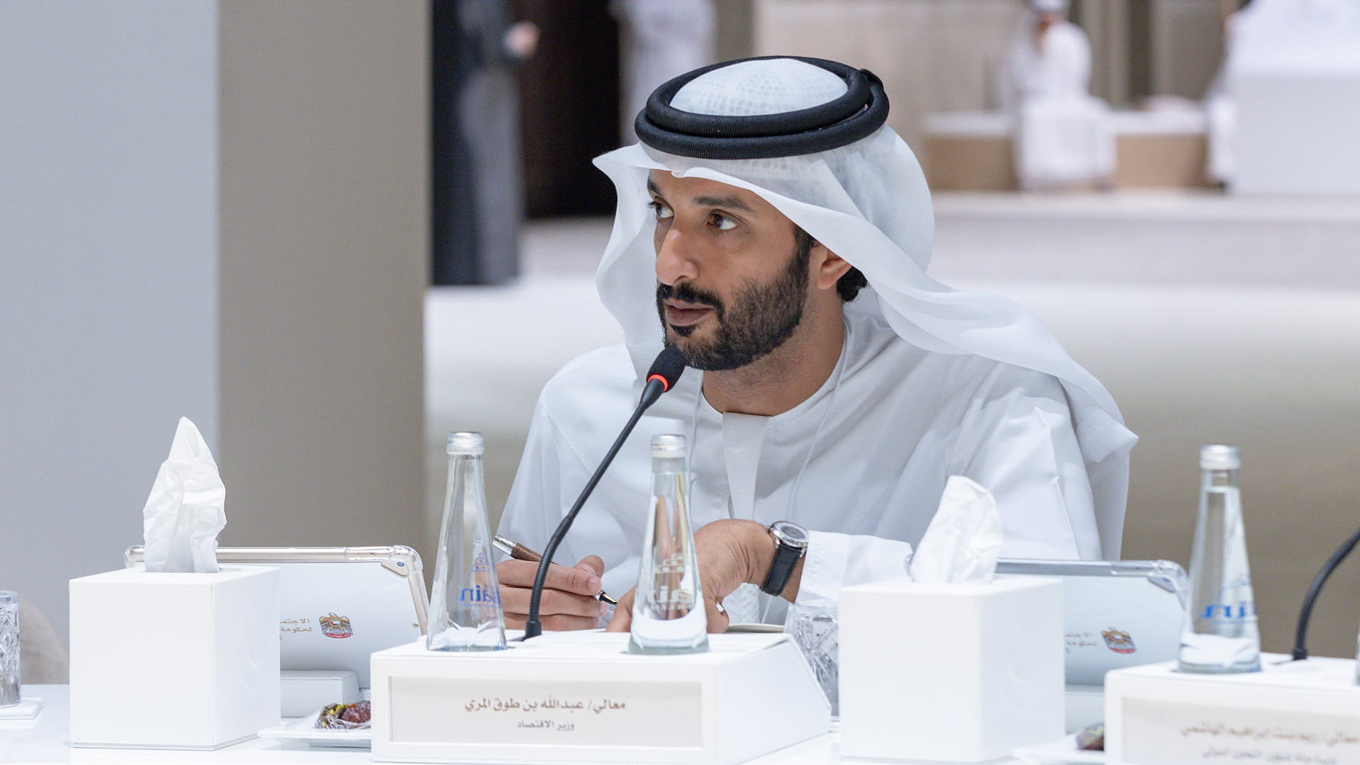 صورة بعنوان: بن طوق:نؤمن بضرورة مشاركة الإماراتيين بالقطاعات الاقتصادية الجديدة 