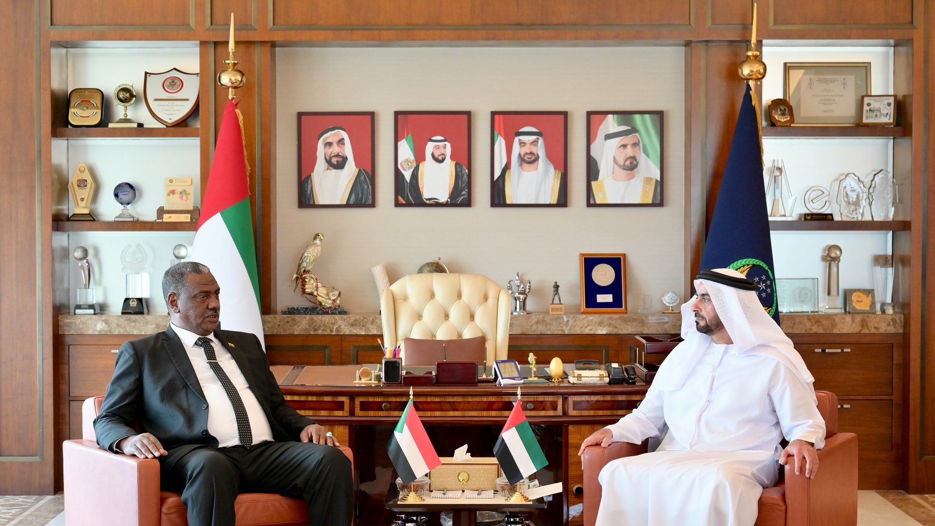 صورة بعنوان: سيف بن زايد يلتقي وزير الداخلية السوداني 