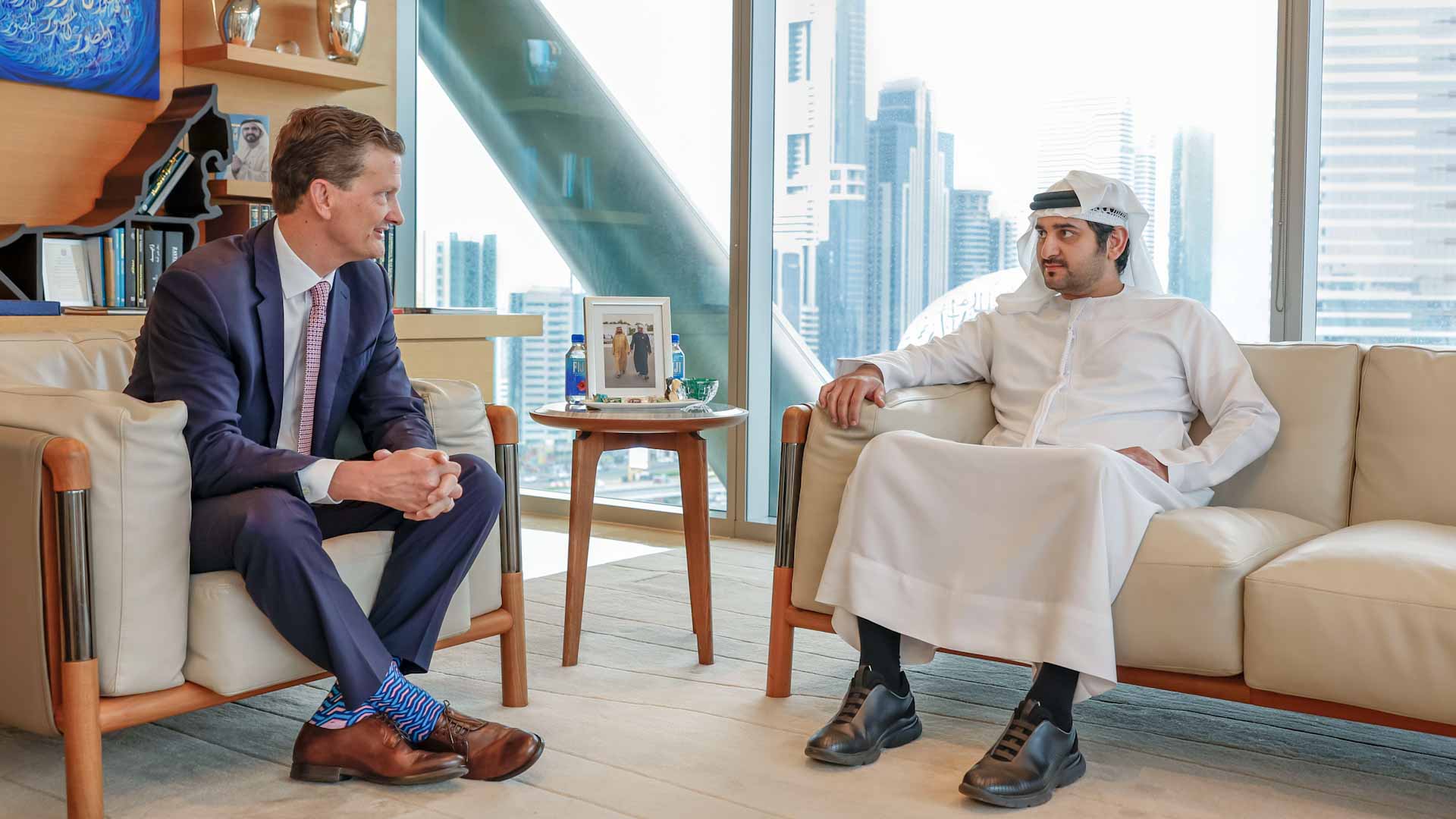 صورة بعنوان: مكتوم بن محمد يستقبل رئيس شركة "كيه بي ام جي" للخدمات المالية 