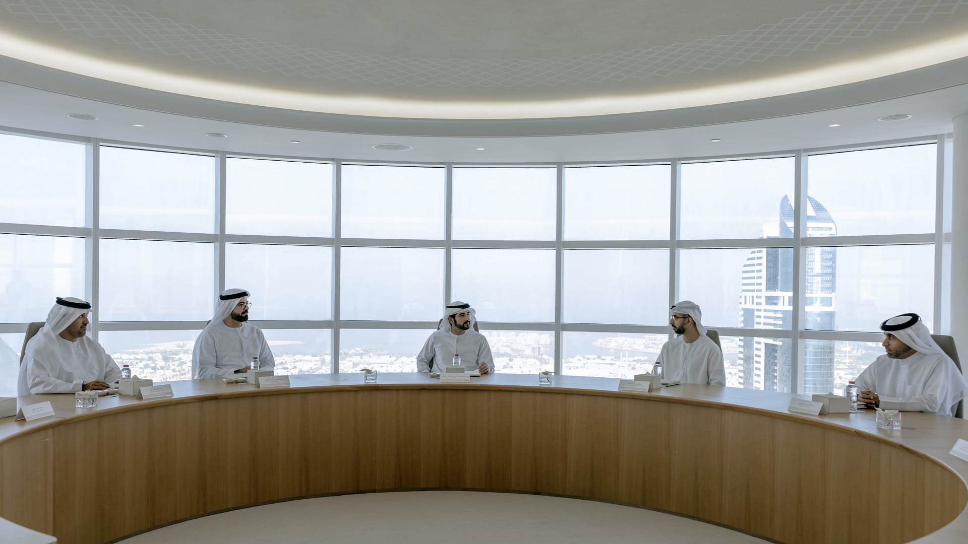 صورة بعنوان: حمدان بن محمد يترأس اجتماع "اللجنة العليا لتكنولوجيا المستقبل" 