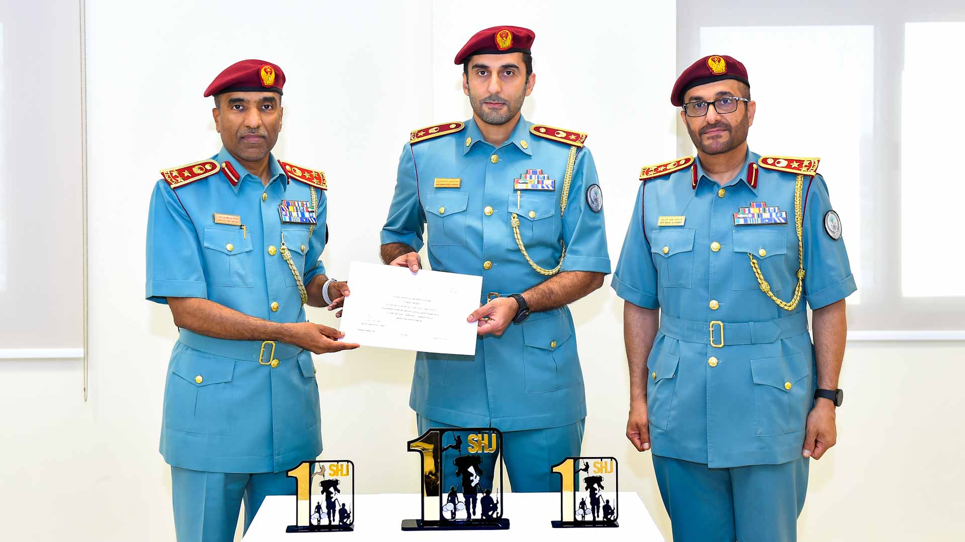 صورة بعنوان: العميد الشريف يكرم ضابطاً لتميزه في "بطولة شرطة الشارقة للرماية" 
