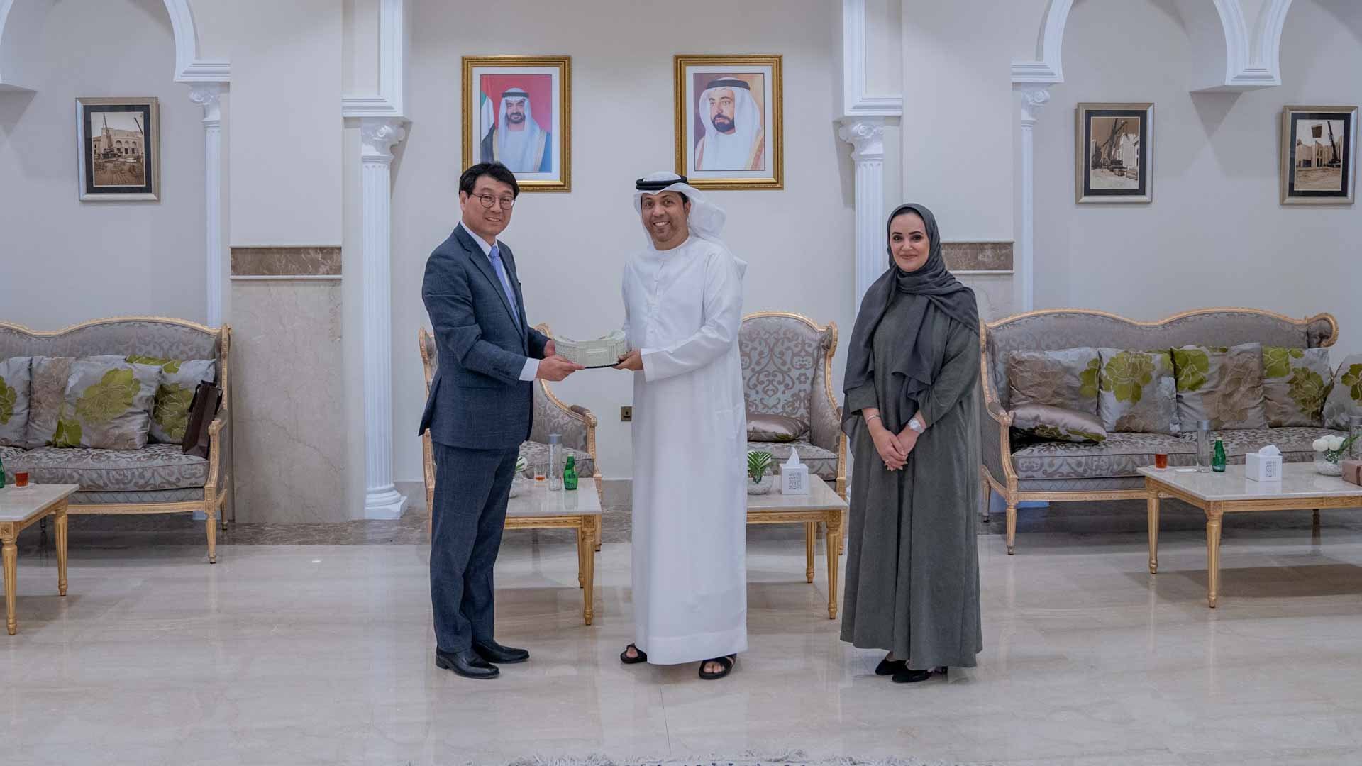 Image for the title: South Korea Consul General reviews SGMB programme 