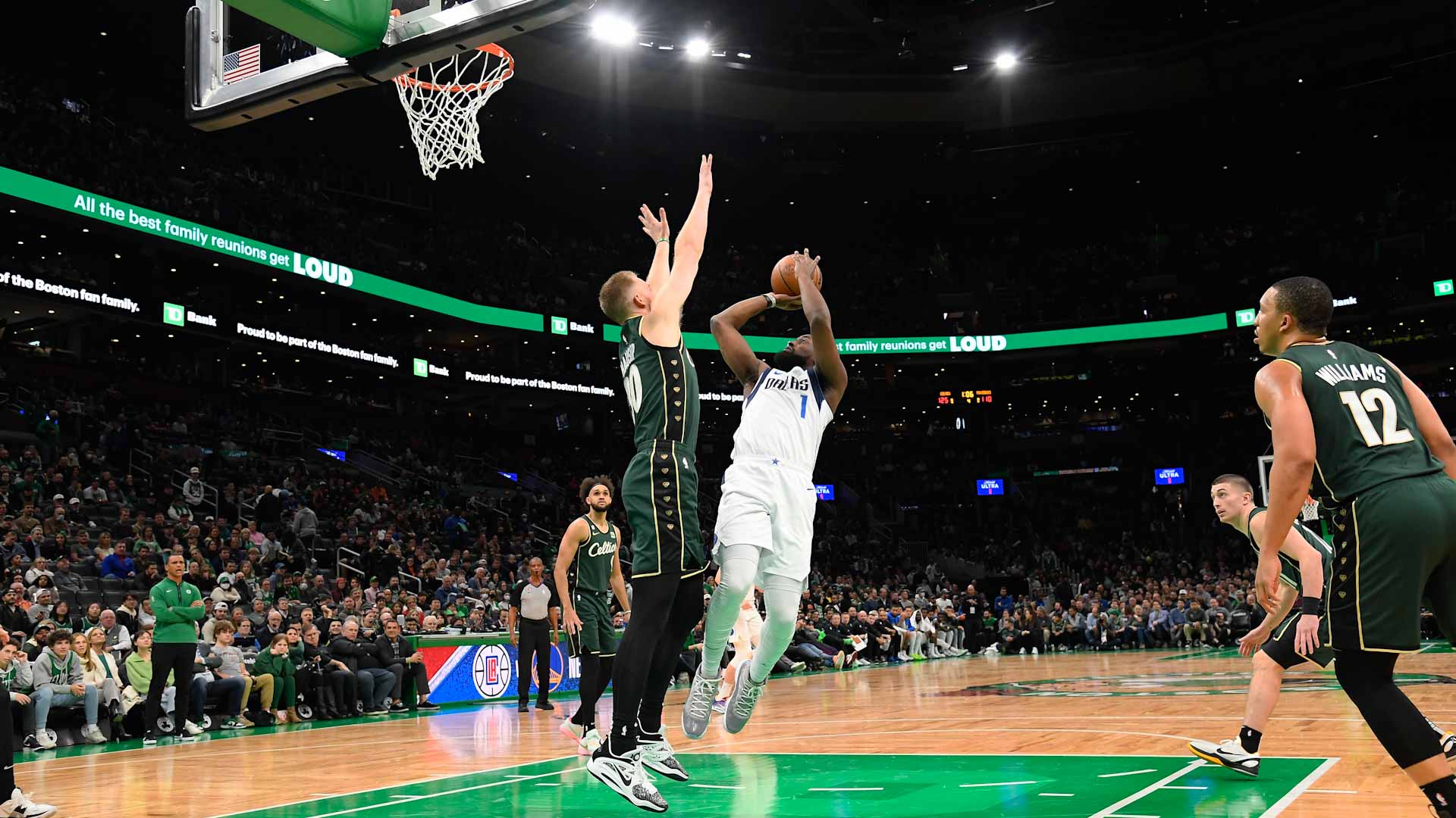 صورة بعنوان: بوسطن سلتيكس يعبر دالاس مافريكس في السلة الأميركية 