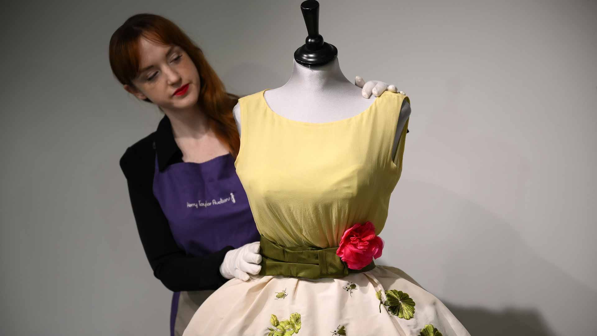 Image for the title: Taylor's Oscar dress found in suitcase in London 