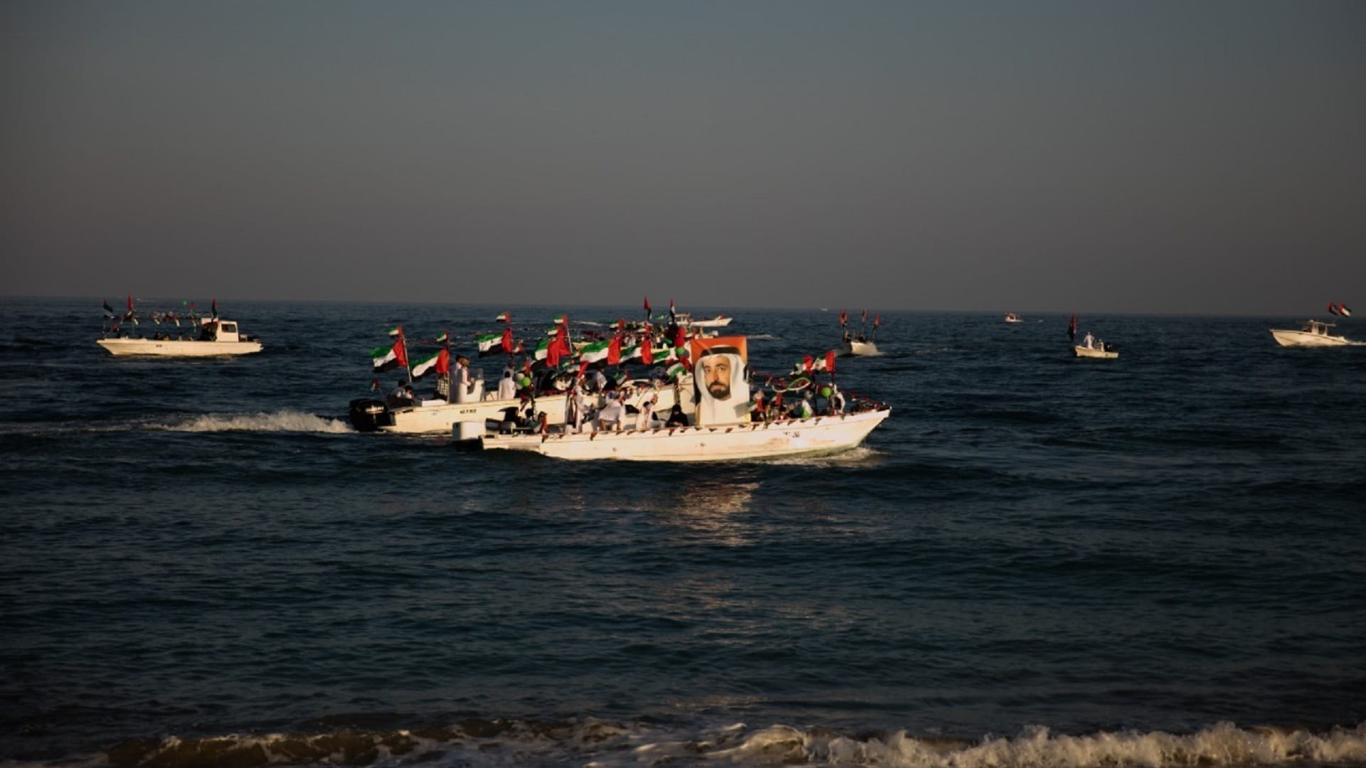 صورة بعنوان: مدينة كلباء ومنطقة وادي الحلو تتزينان احتفاءً باليوم الوطني الـ51 