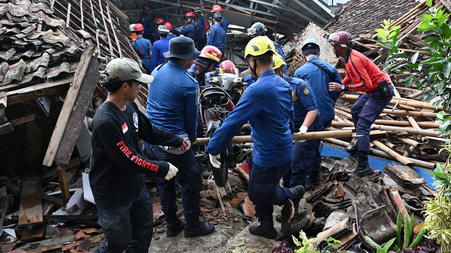 Image for the title: Indonesia quake death toll rises to 310 