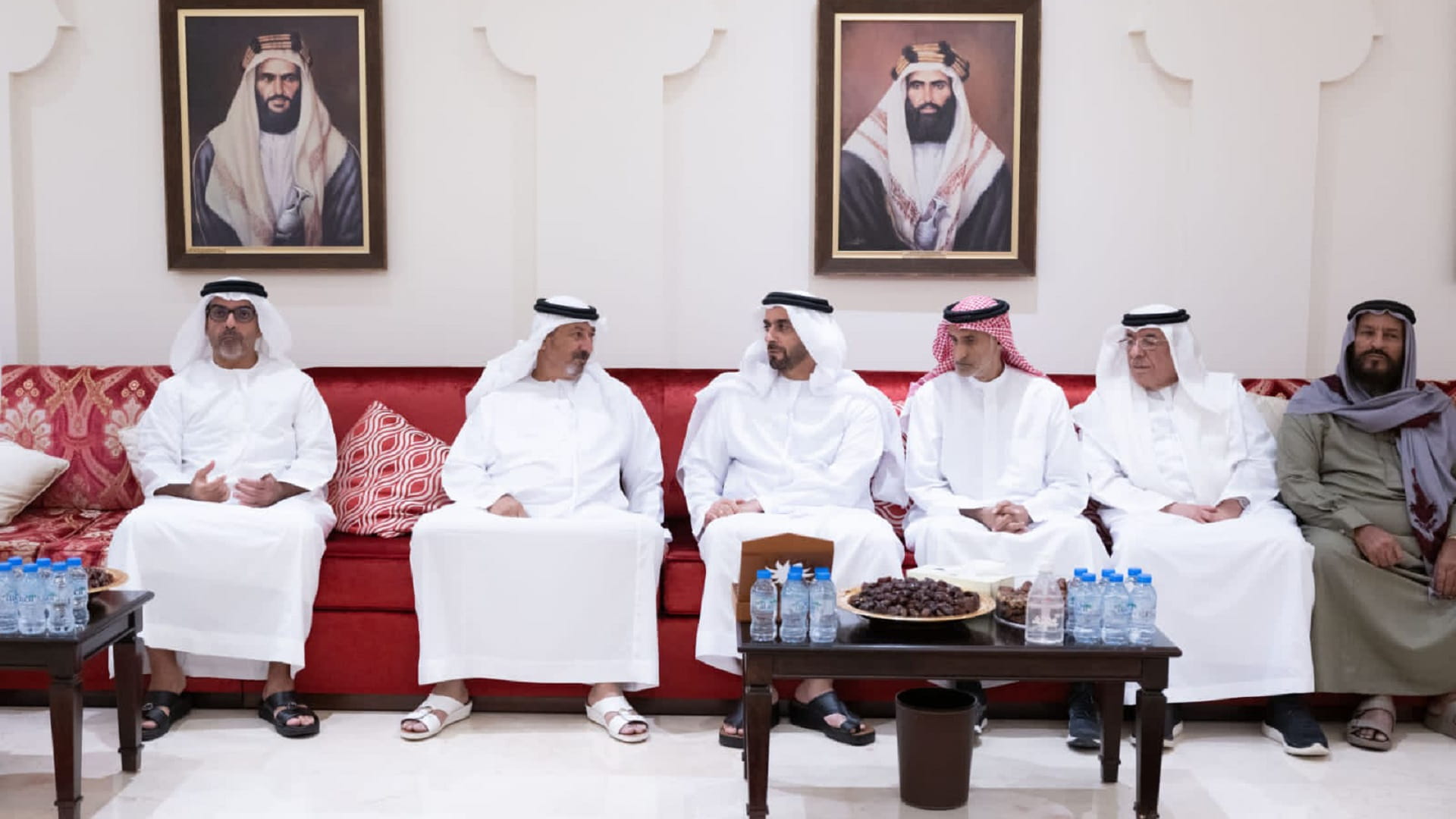 صورة بعنوان: سيف وحامد بن زايد يعزيان بوفاة سلمى بالقطري الخييلي في العين 