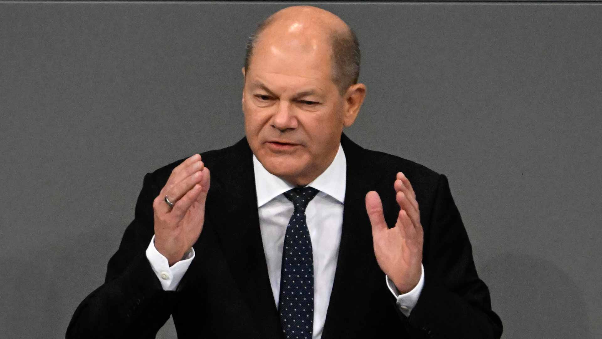 Image for the title: Germany moves to ease citizenship rules 