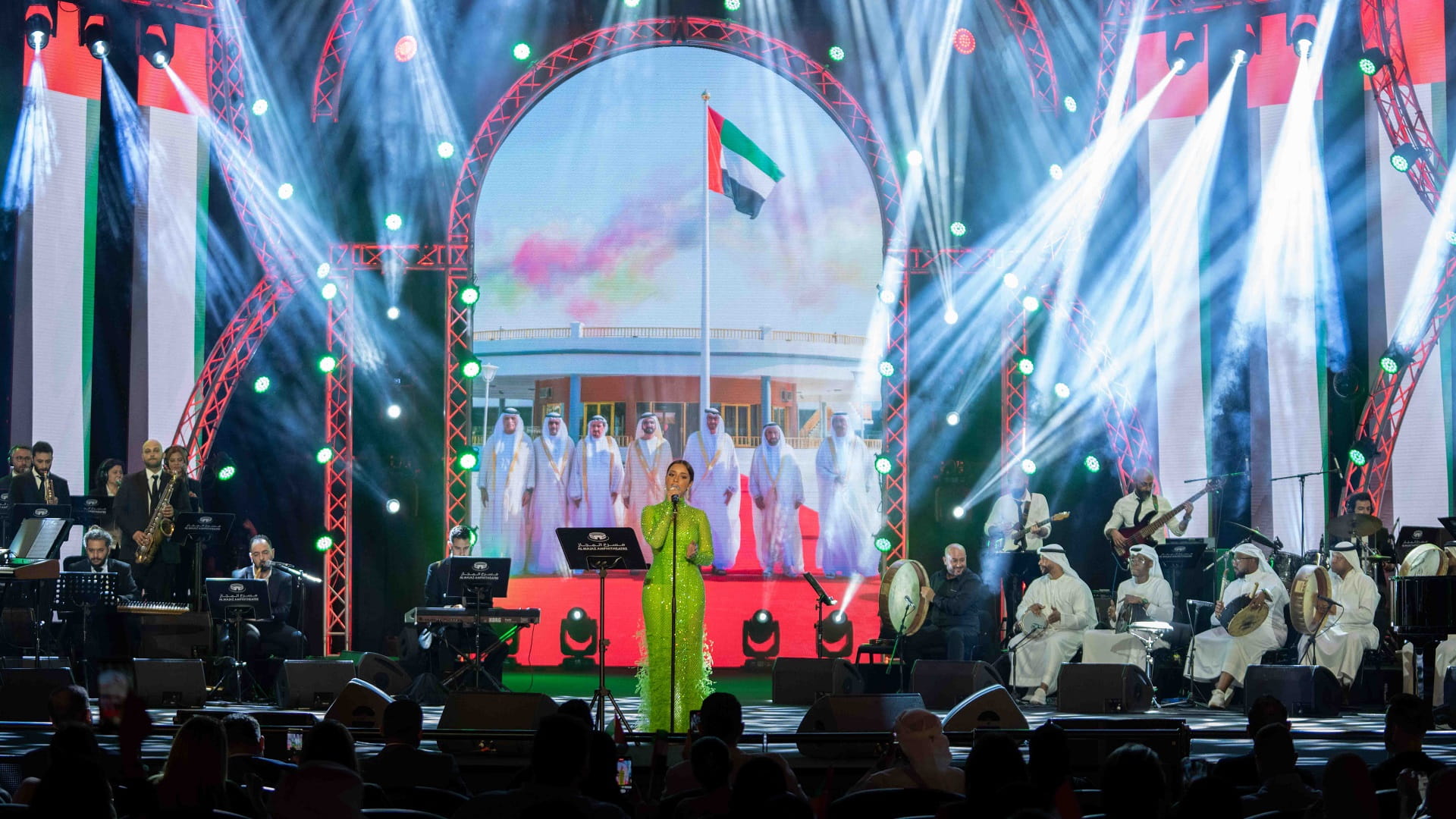 صورة بعنوان: بلقيس ولطيفة تحتفيان مع جمهور مسرح المجاز باليوم الوطني الـ51 