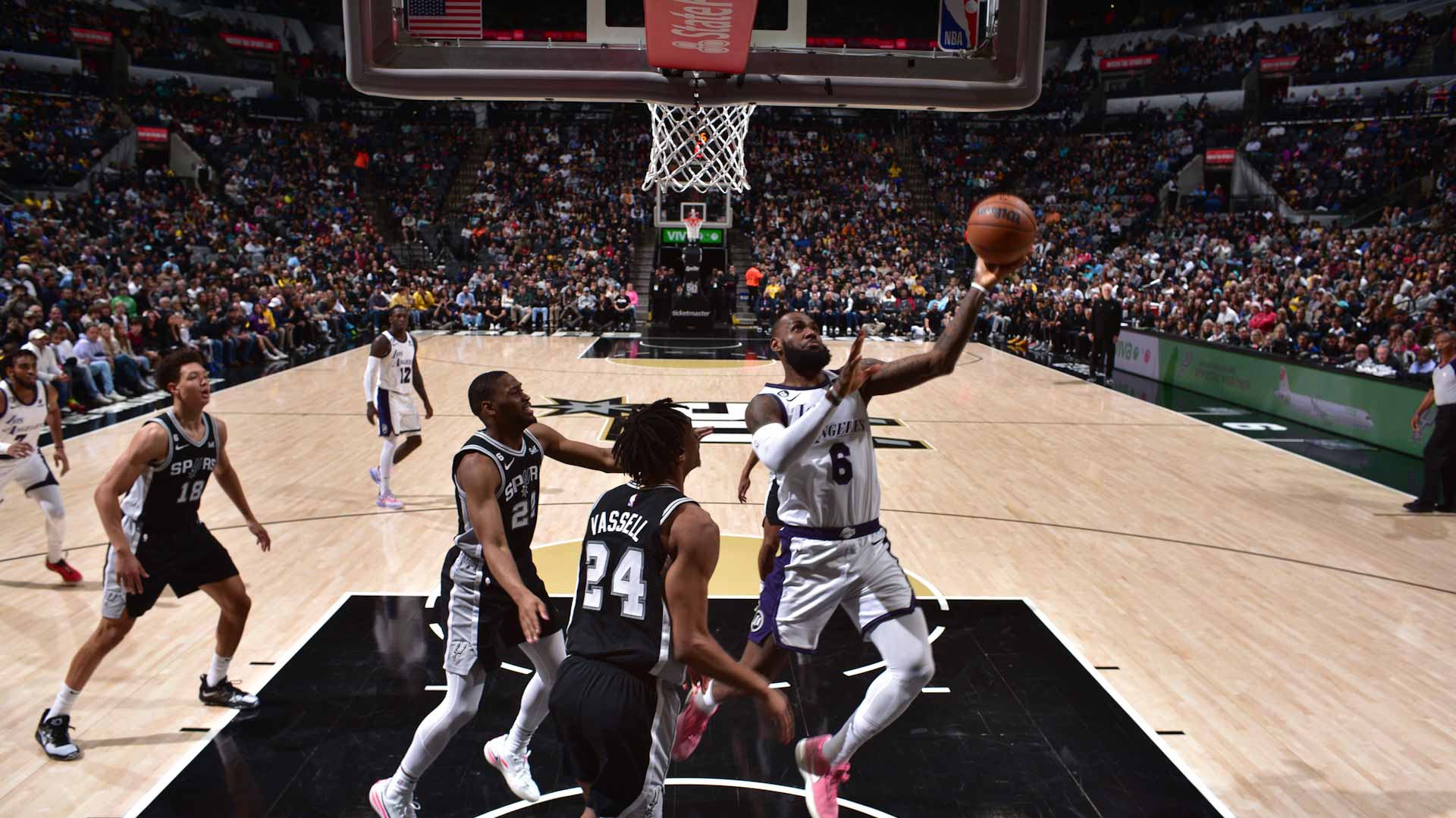 صورة بعنوان: سان أنطونيو يسقط للمباراة الثامنة توالياً في السلة الأميركية 