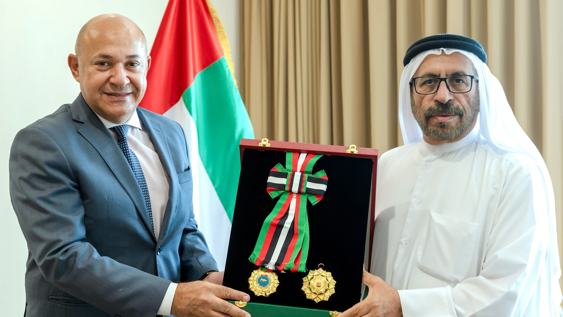 صورة بعنوان: رئيس الدولة يمنح سفير مصر وسام الاستقلال من الطبقة الأولى 