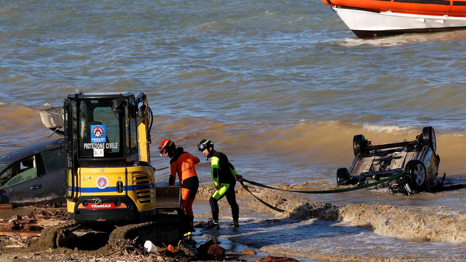 صورة بعنوان: انهيار أرضي مصحوب بشلال مياه يقتل 7 في جزيرة إسكيا الإيطالية 