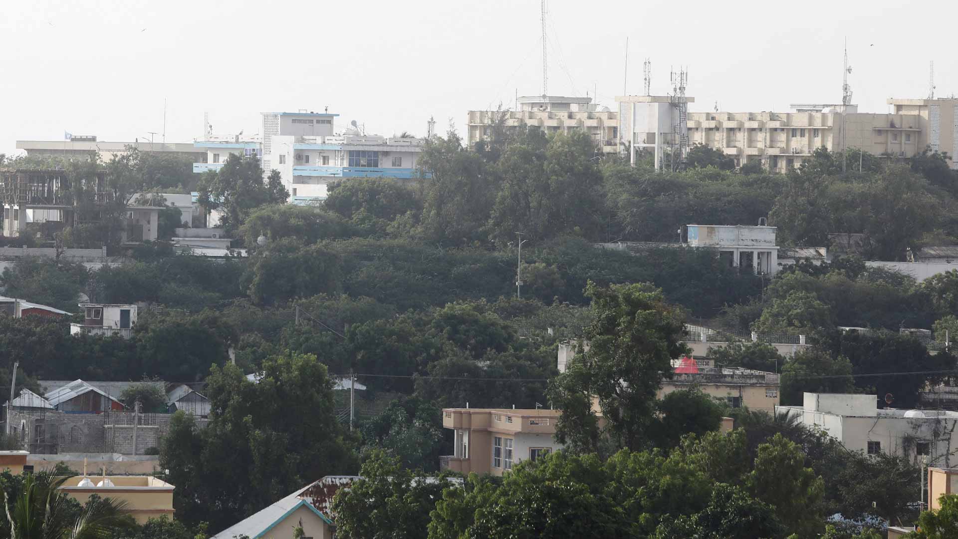 صورة بعنوان: إثر سماع دوي إطلاق نار في فندق...برلمان الصومال يؤجل جلسته 