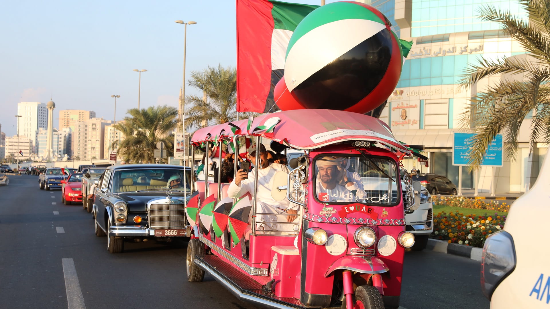 صورة بعنوان: نادي الشارقة للسيارات القديمة يحتفي باليوم الوطني الـ51 