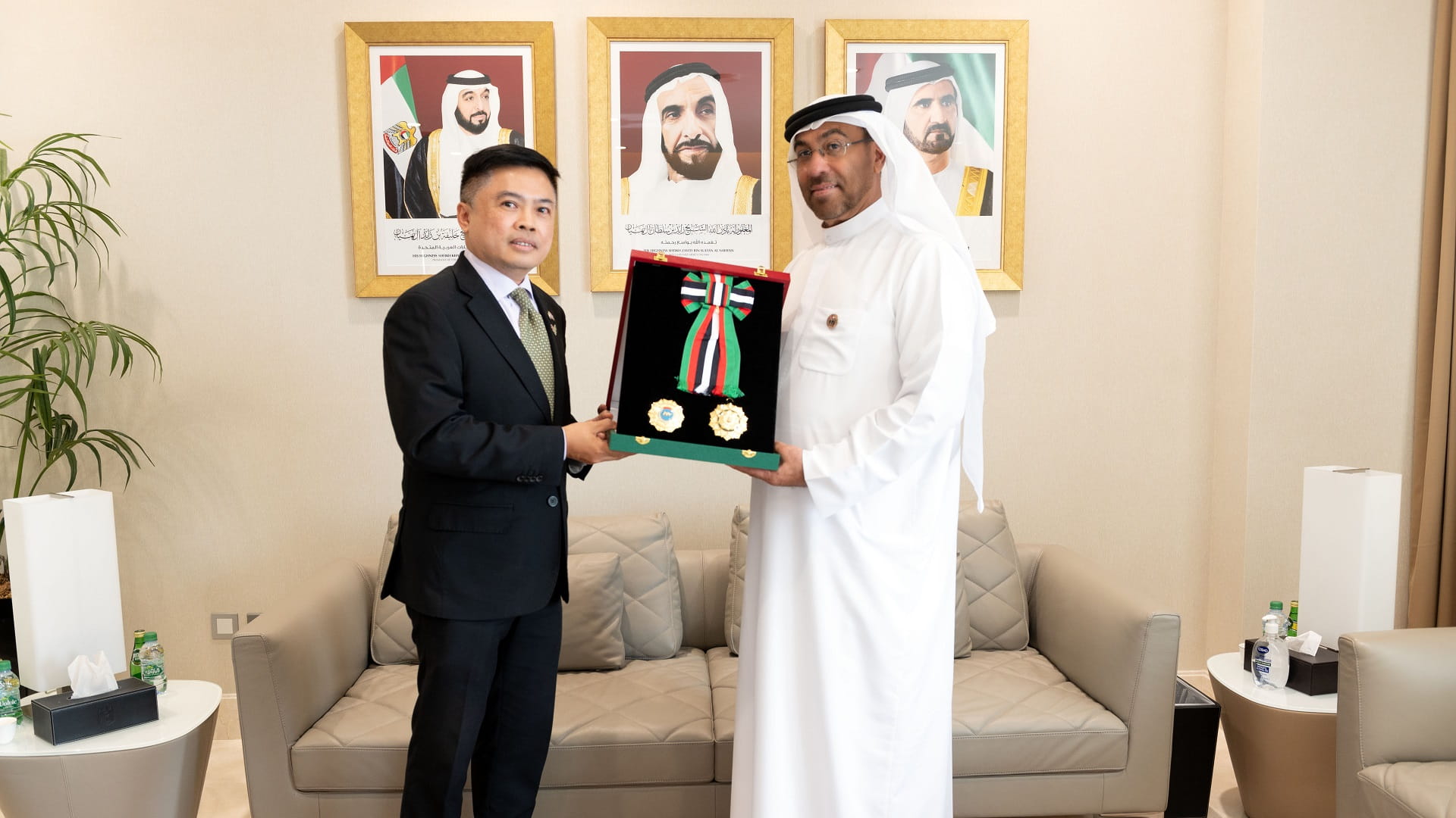 صورة بعنوان: رئيس الدولة يمنح سفير تايلاند وسام الاستقلال من الطبقة الأولى 