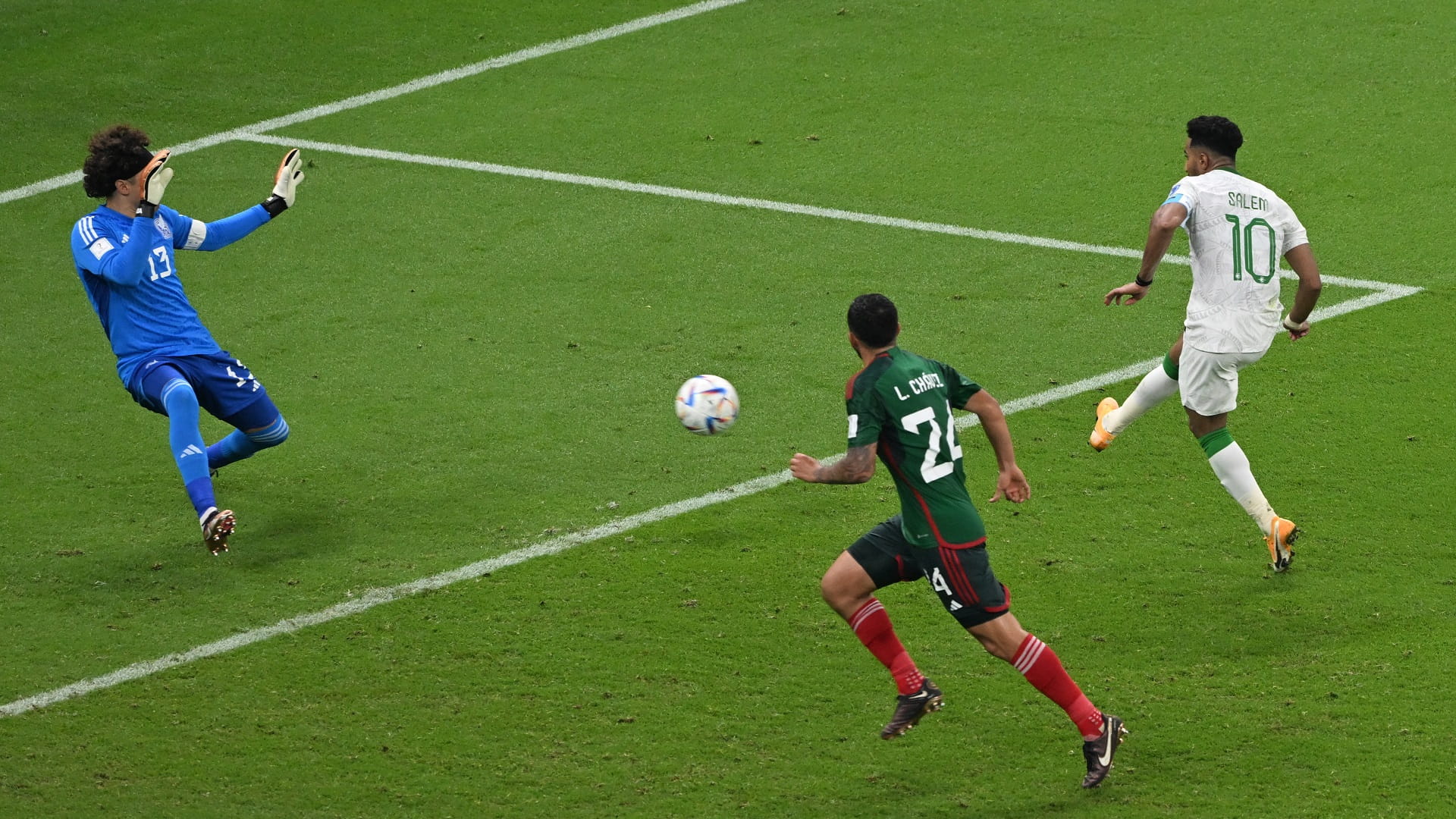 صورة بعنوان: السعودية تتعثر أمام المكسيك وتهدي بولندا بطاقة التأهل بالمونديال 