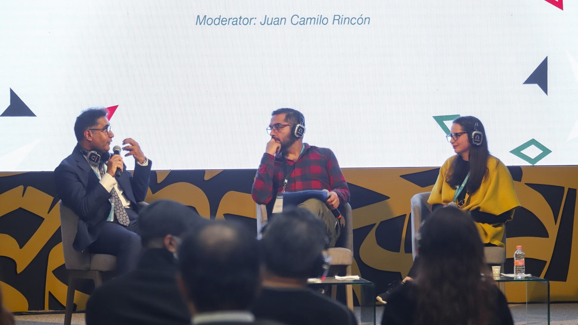 Image for the title: Travel literature builds cultural bridges at Guadalajara Fair 