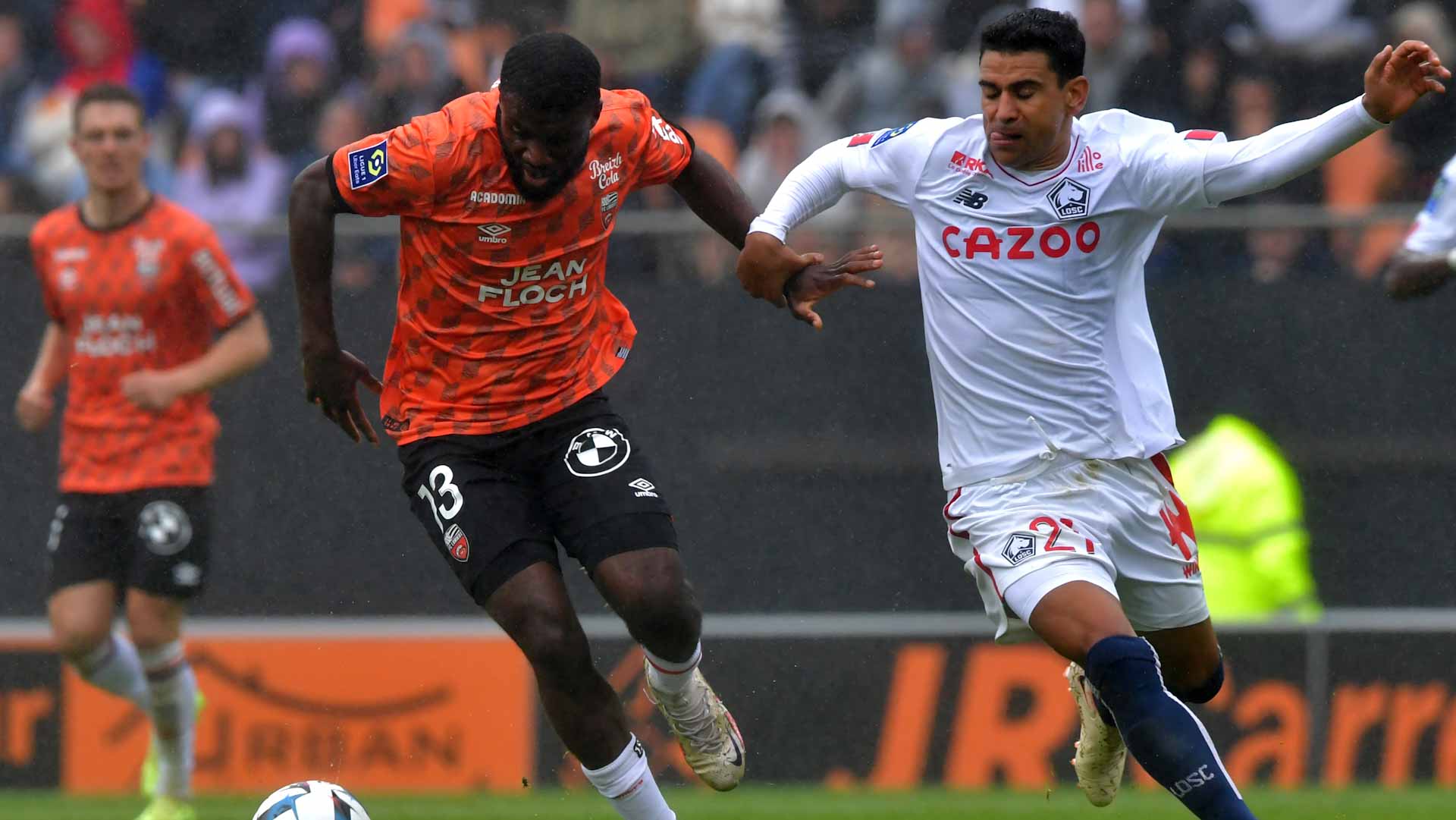 صورة بعنوان: لوريان يتخطى ليل في الدوري الفرنسي لكرة القدم  