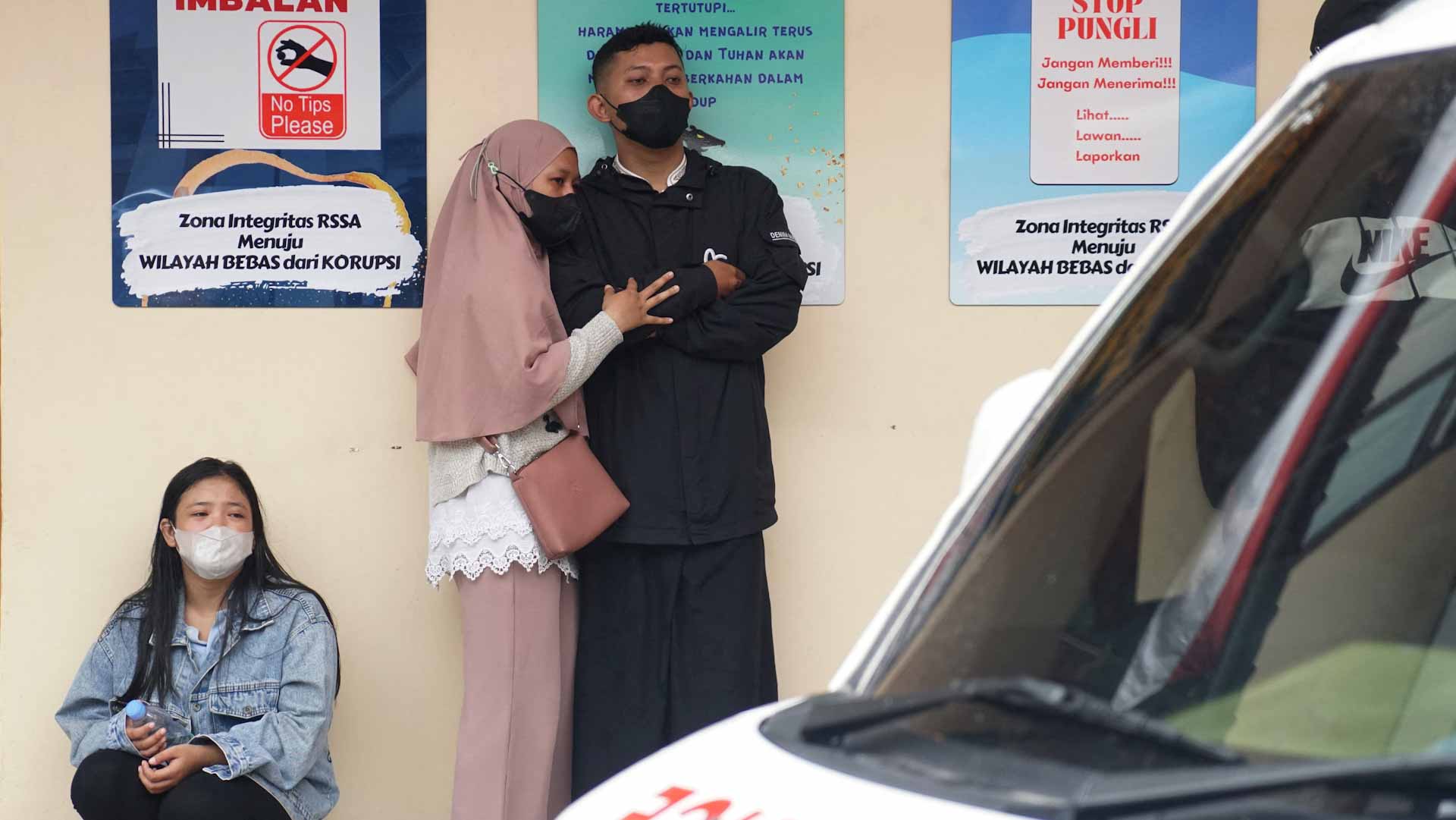 صورة بعنوان: إصابة أكثر من 320 شخصاً في حادث تدافع بملعب في إندونيسيا 