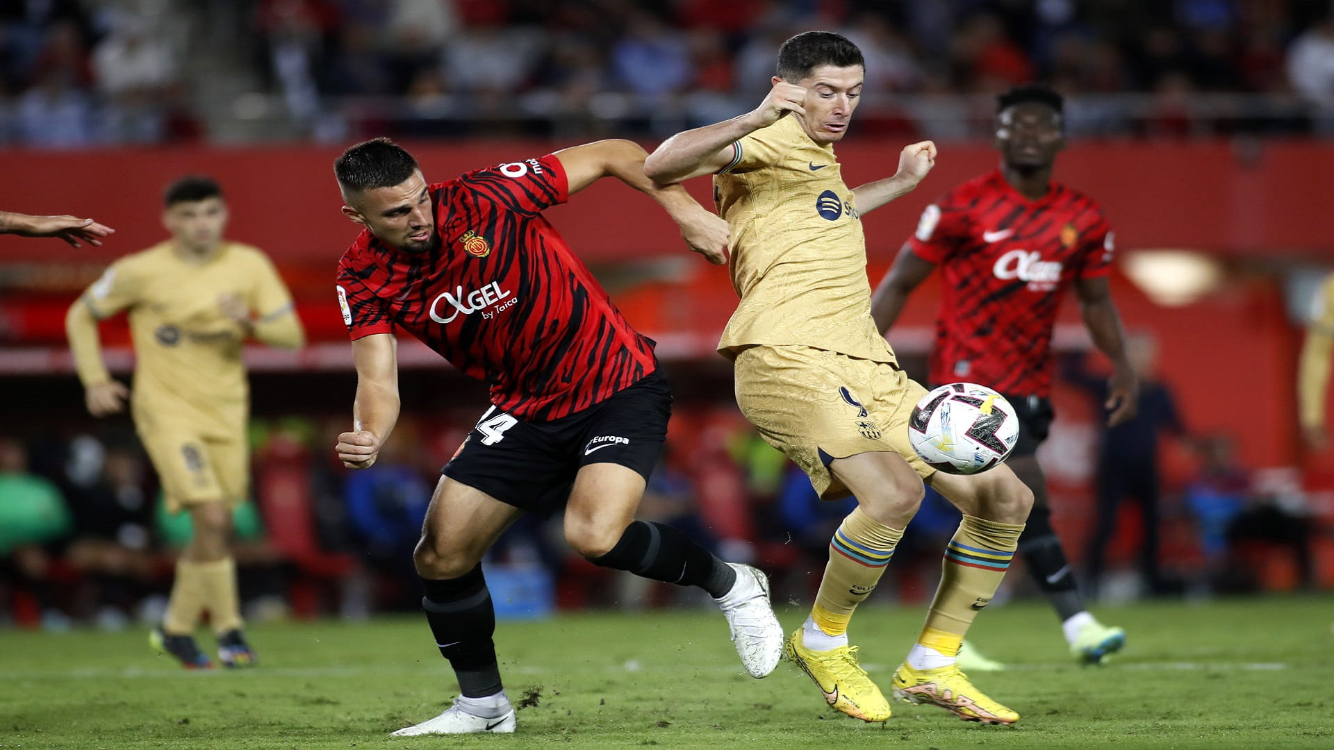 صورة بعنوان: ليفاندوفسكي يقود برشلونة لخطف صدارة الدوري الإسباني مؤقتاً 