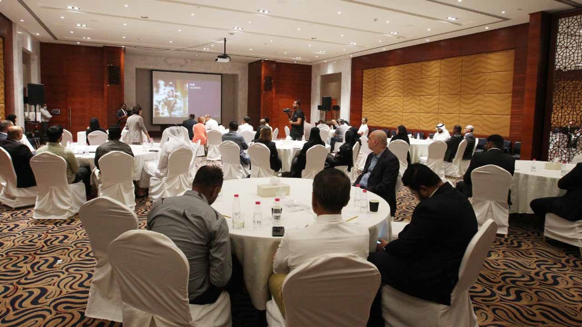 صورة بعنوان: "غرفة الشارقة" تستعرض الفرص الاستثمارية أمام مجتمع الأعمال الروسي 